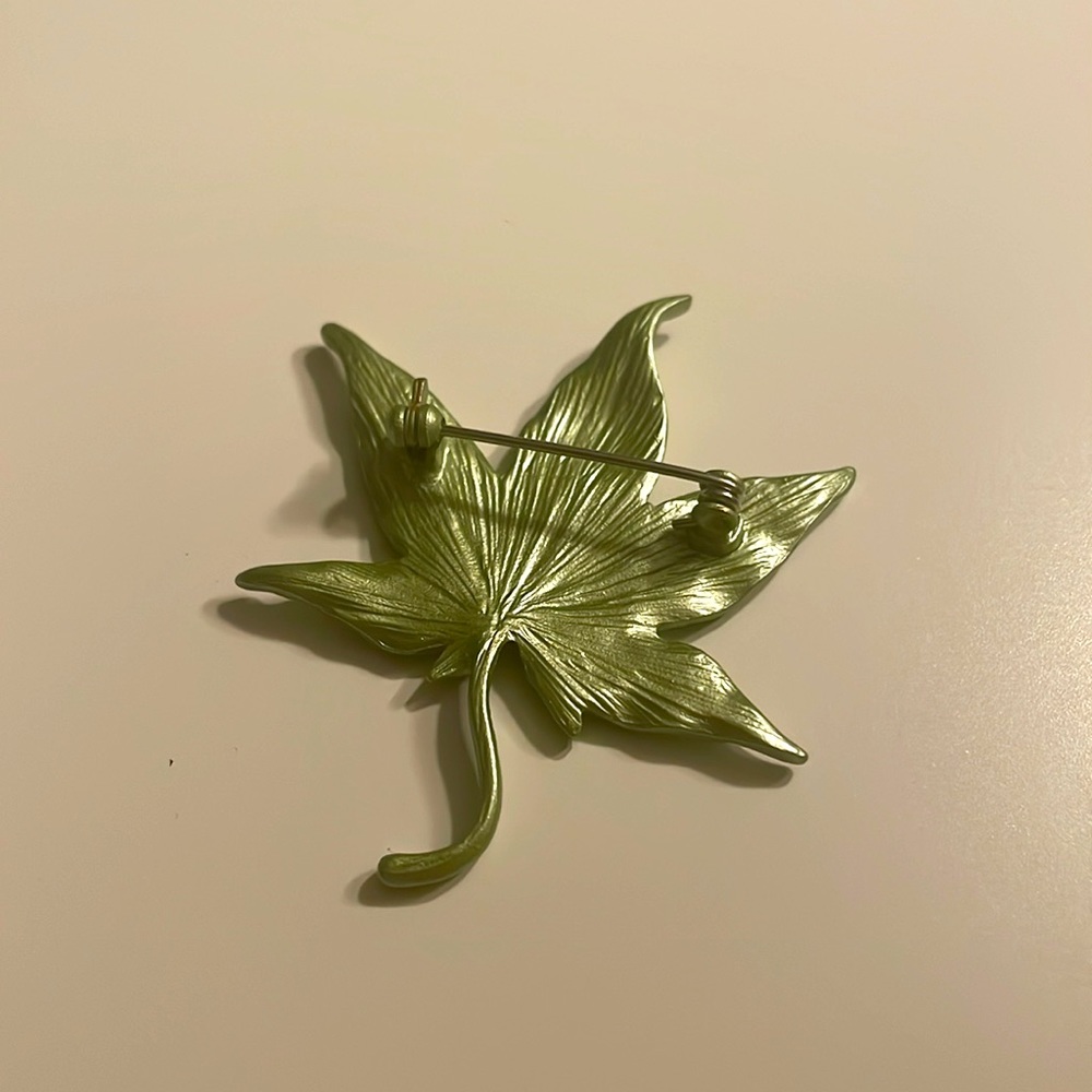 New Metal Maple Leaf Brooches - Picture 2 of 2